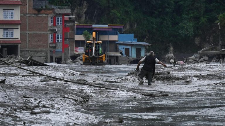Catástrofe en Nepal y Tíbet: al menos 160 muertos y cientos de desaparecidos por riada