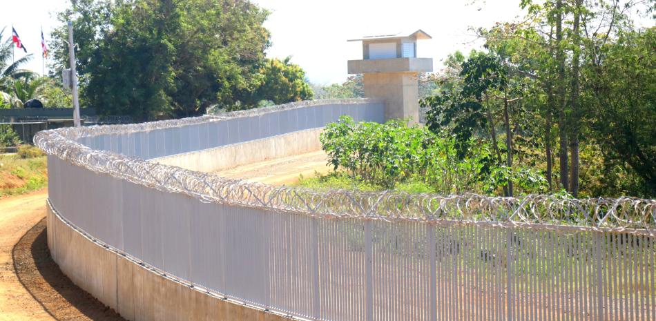 Gobierno inicia construcción de otros 14.5 kilómetros de verja fronteriza en Jimaní