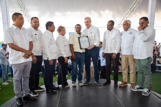 Abinader entrega 1,750 títulos de propiedad en Los Alcarrizos y beneficia a unas 7,000 personas